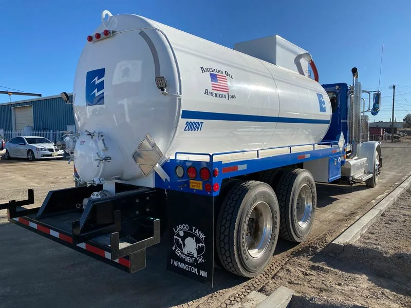 Vacuum cargo tank truck